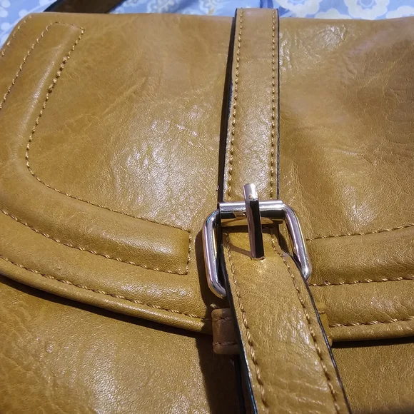 Elegant Tan Leather Crossbody Bag - Picture 4 of 9